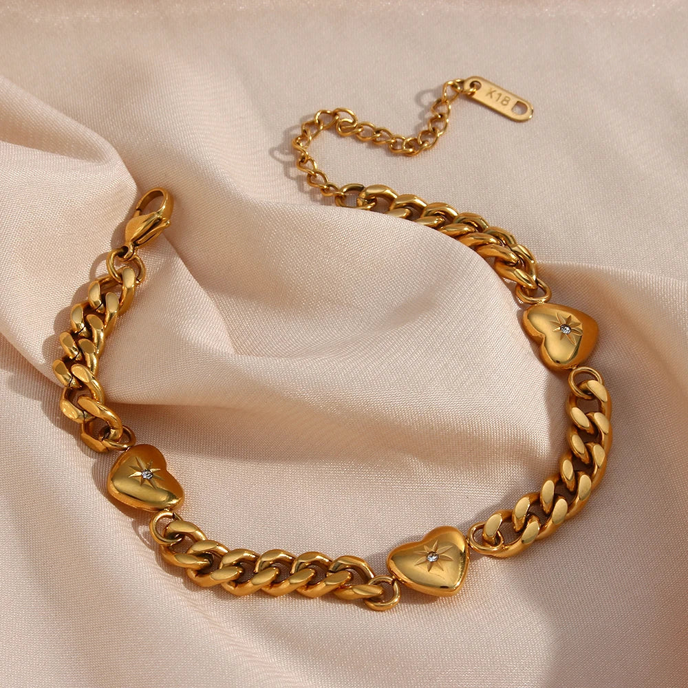 Goldener Damenarmreif mit Herzanhängern