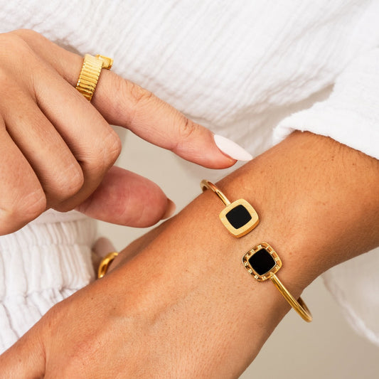 Quadratisches Onyx-Bangle-Armband – Gold